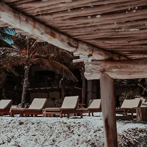 4* Hotel Niken Beachfront